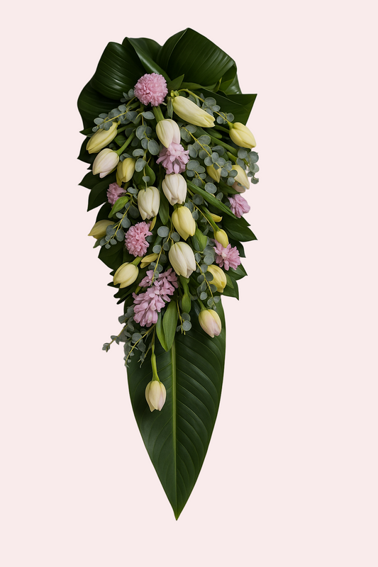 Elegant pastelfarvet bårebuket med tulipaner og hyacinter - leveres KUN i sæson