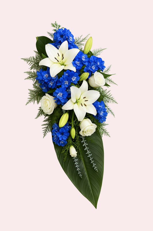 Blå og hvid bårebuket – Liljer og Delphinium