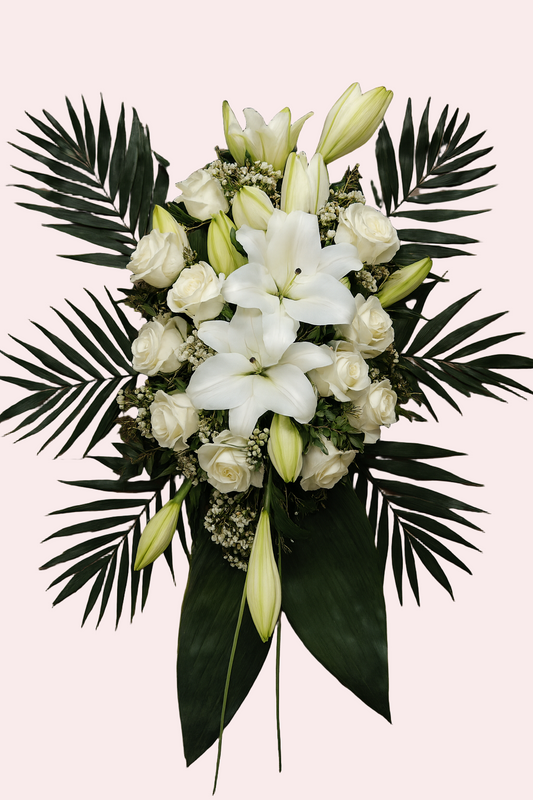 Elegant hvid lilje- og rosen dekoration til begravelse