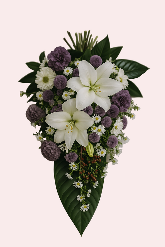 Elegant bårebuket med hvide liljer og sæsonens blomster