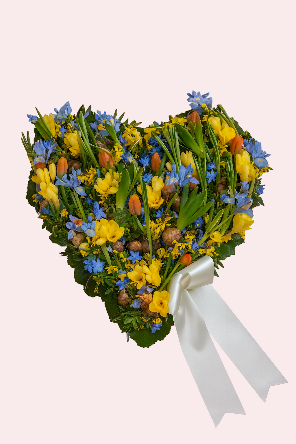 Hjerte med gule og lyseblå forårsblomster