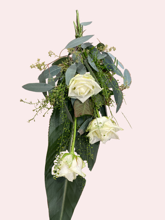 Barebuket – Hvide roser & Eucalyptus Enkelhed