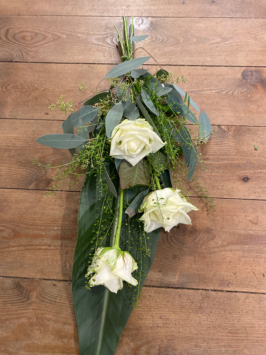 Barebuket – Hvide roser & Eucalyptus Enkelhed