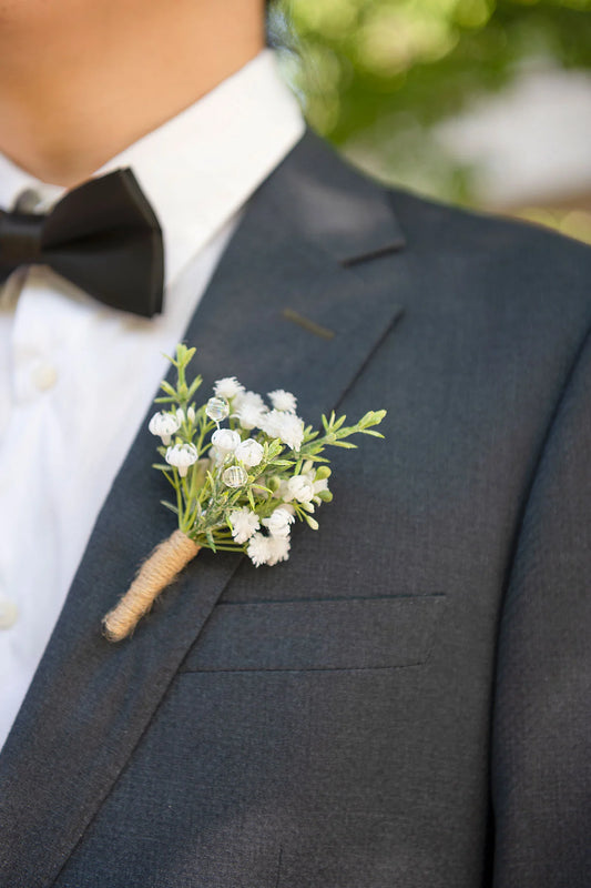 Hvid buket af vilde blomster