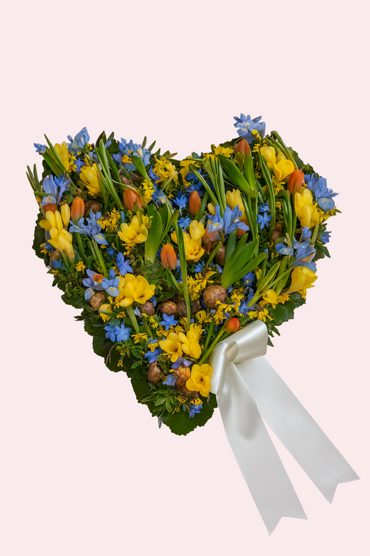 Hjerte med gule og lyseblå forårsblomster