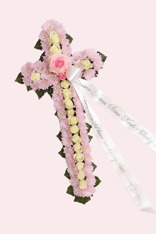 Elegant pink og hvidt kors med roser og chrysanthemer