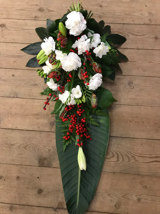 Barebuket – White Carnations & Red Berries