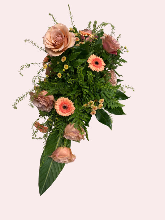 Båredekoration – ferskenfarvede roser &amp; gerbera