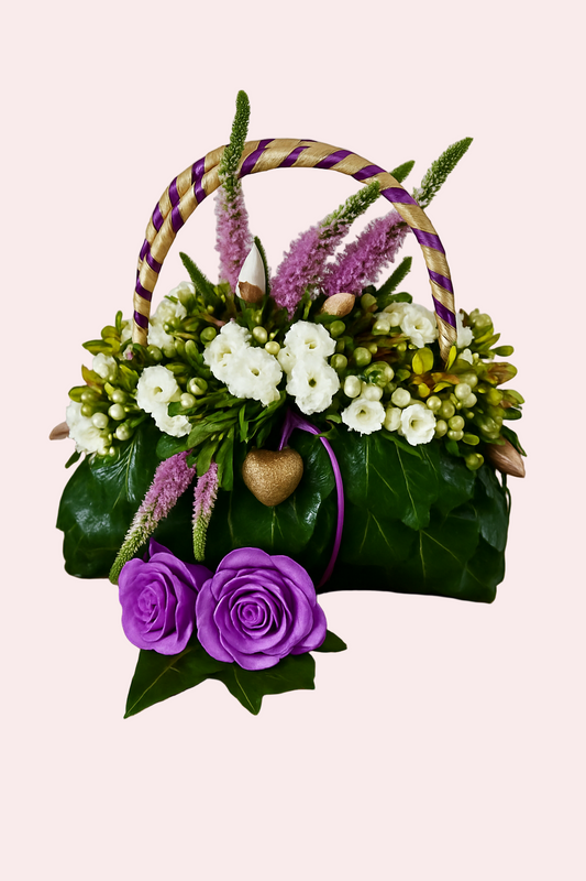 Et elegant blomsterarrangement formet som en håndtaske
